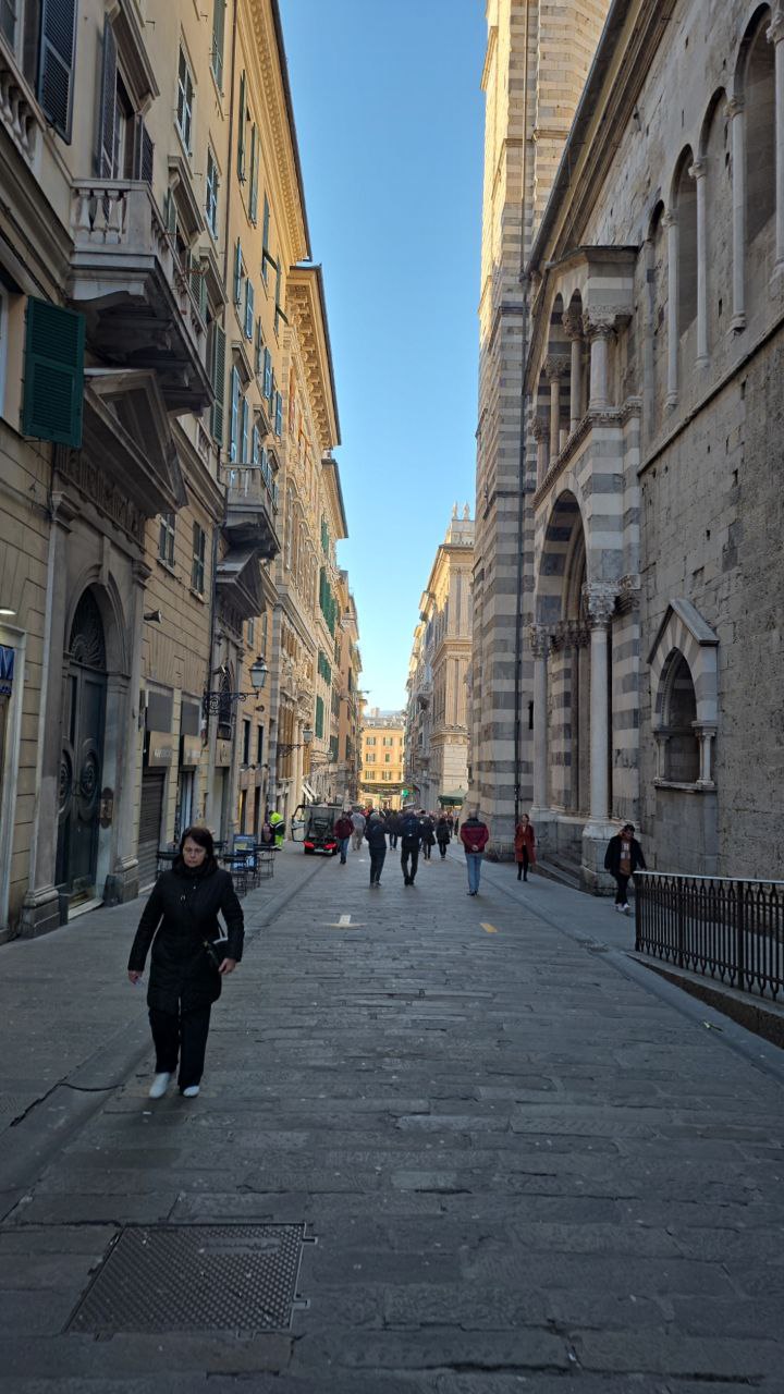 Strolling Through the Vibrant Alleys of Genova